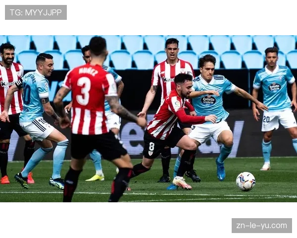 镜头追踪:一次典型的皇家社会边路小组配合,从发动到完成传中的全过程