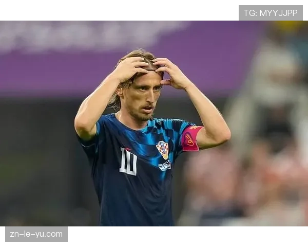 终场哨响，马洛卡老将达尼·罗德里格斯跪地庆祝保级关键三分